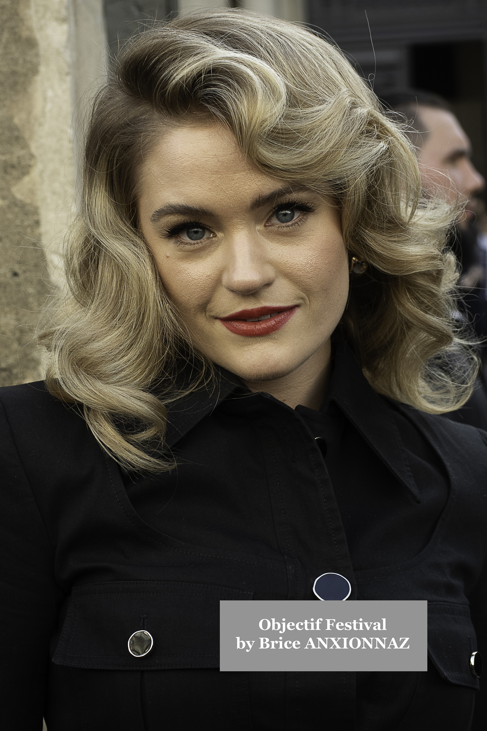 Photo streetstyle de Kim Cattrall - Streetstyle photos of guest arrivals at the Nina Ricci show lors du défilé Nina Ricci Spring 2025 à Streetstyle-photos-of-guest-arrivals-at-the-Nina-Ricci-show, Paris Fashion Week le 7 March 2025 par Brice ANXIONNAZ (Objectif Festival)